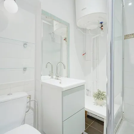 Amelie In Appartement Paris