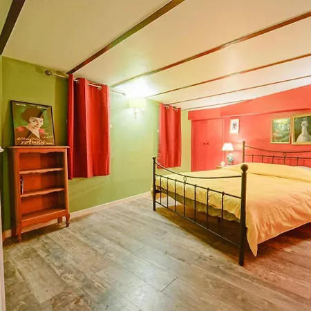 Amelie In Appartement Paris