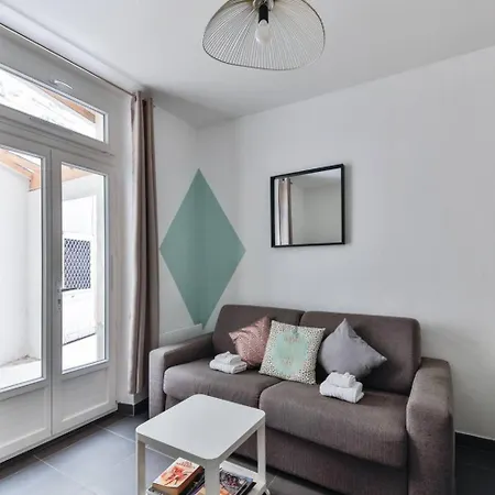Amelie In Apartment